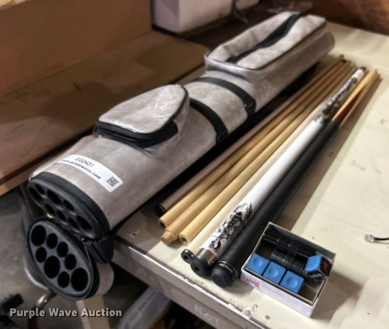 image for item EG0431 Pool sticks