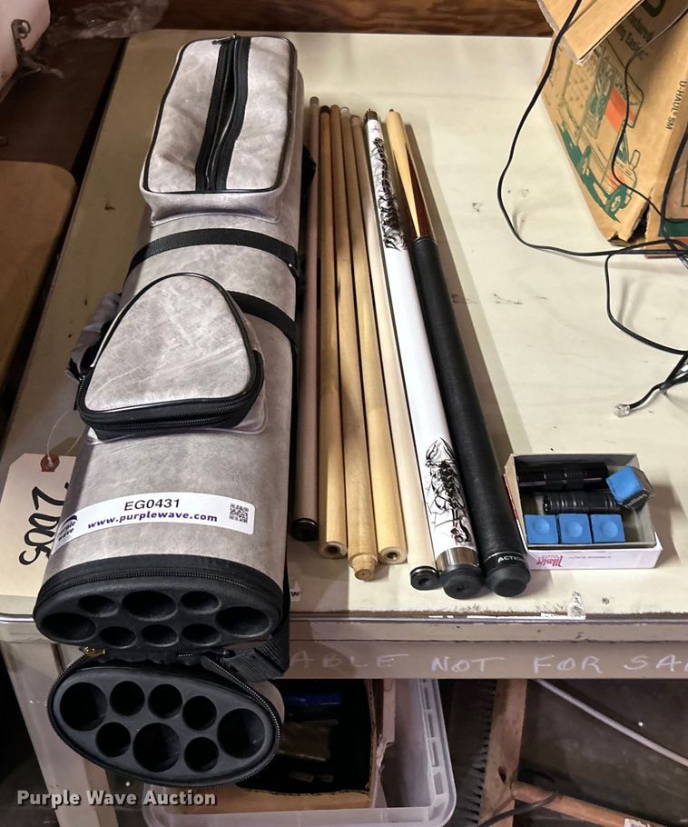 image for item EG0431 Pool sticks