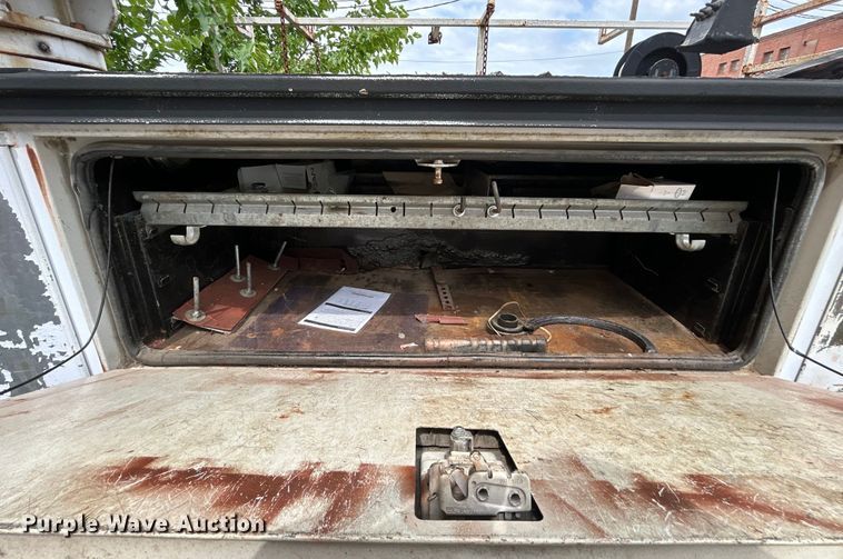 image for item EG0474 2000 Ford F450 Super Duty utility / service truck