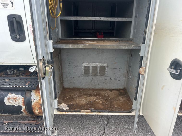 image for item EG0475 2008 International 4400 utility / service truck