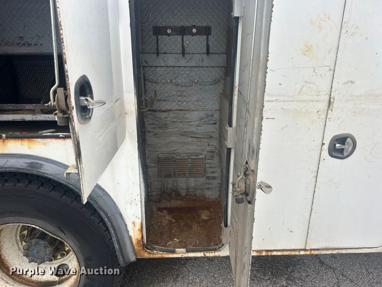 image for item EG0475 2008 International 4400 utility / service truck