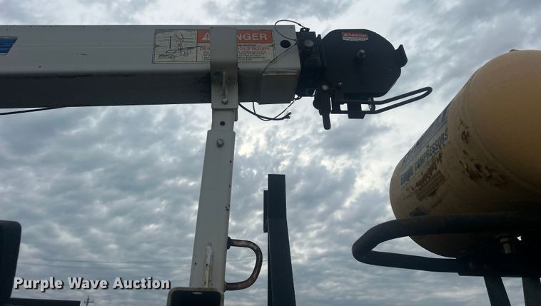 image for item EG0475 2008 International 4400 utility / service truck