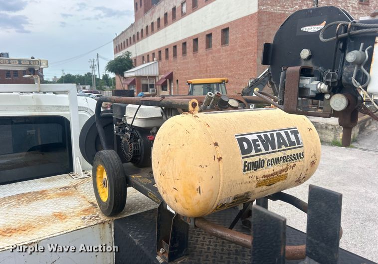 image for item EG0475 2008 International 4400 utility / service truck