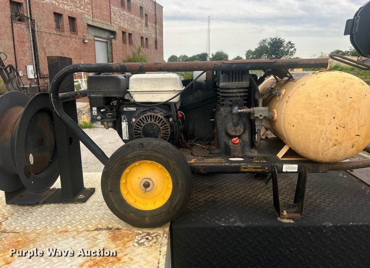 image for item EG0475 2008 International 4400 utility / service truck