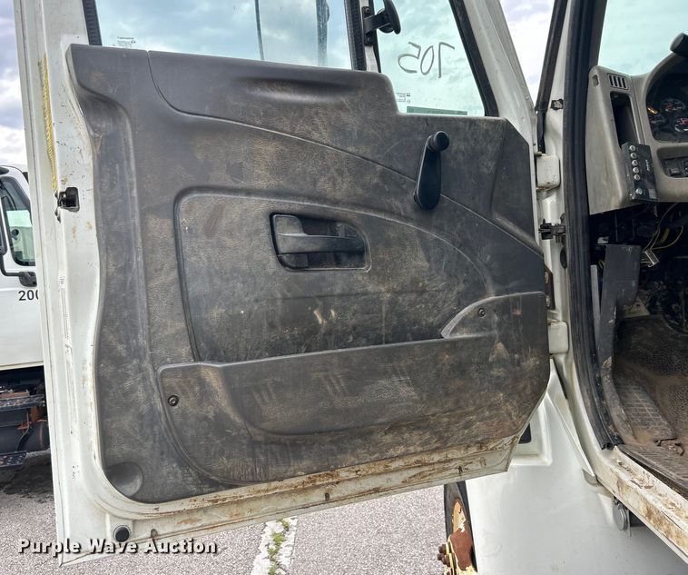 image for item EG0475 2008 International 4400 utility / service truck