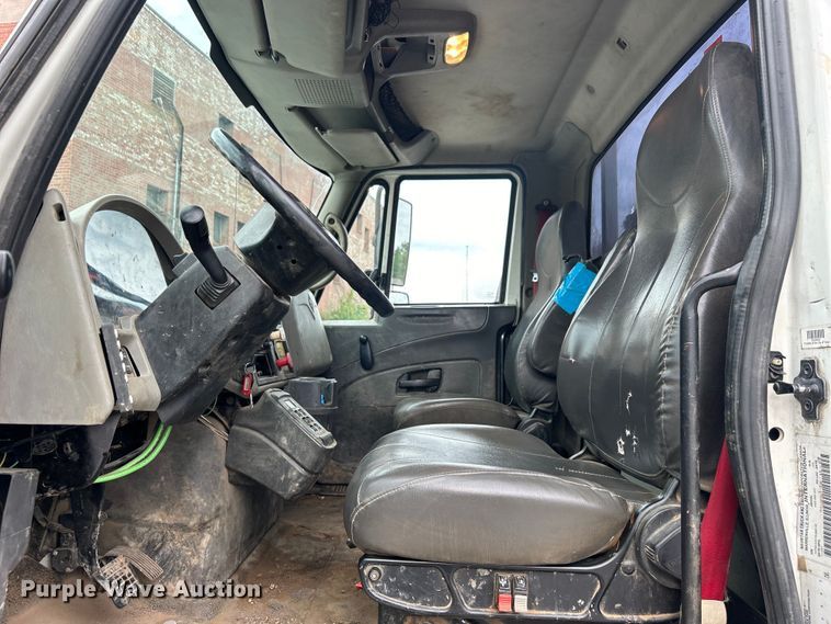 image for item EG0475 2008 International 4400 utility / service truck