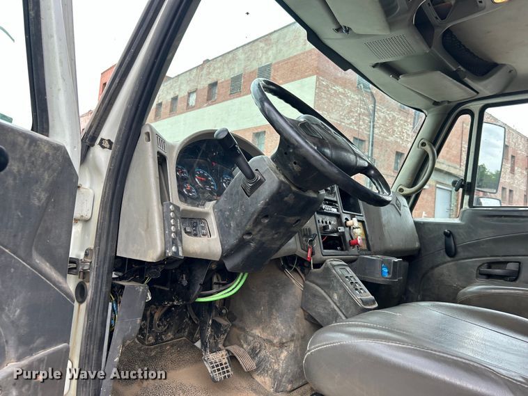 image for item EG0475 2008 International 4400 utility / service truck