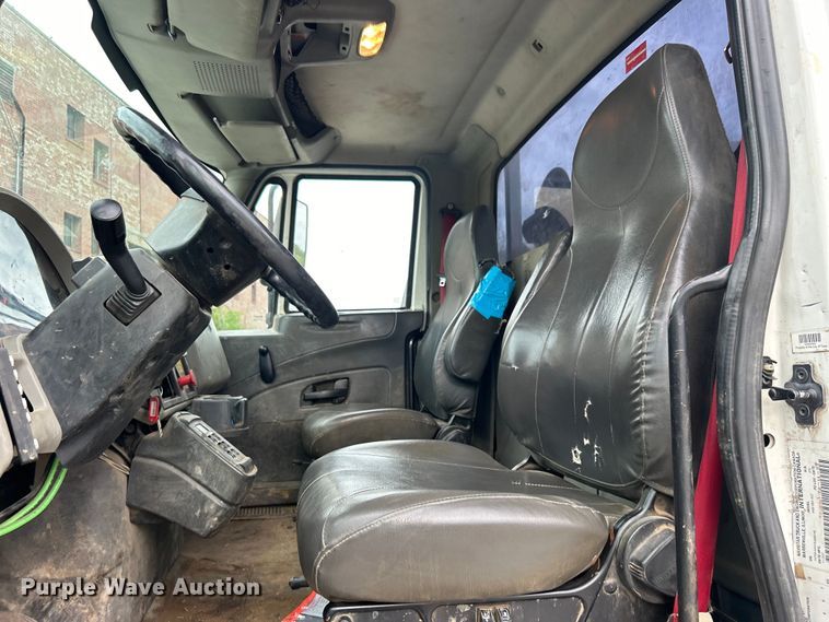 image for item EG0475 2008 International 4400 utility / service truck