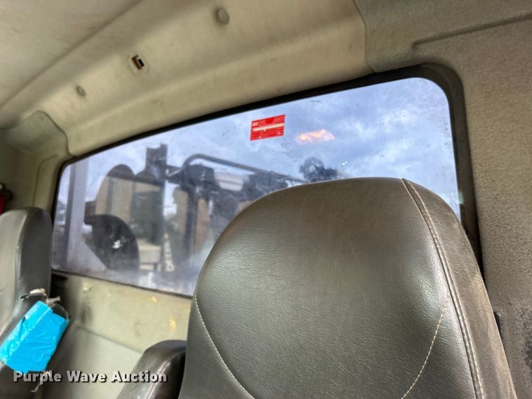 image for item EG0475 2008 International 4400 utility / service truck