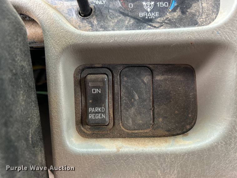 image for item EG0475 2008 International 4400 utility / service truck