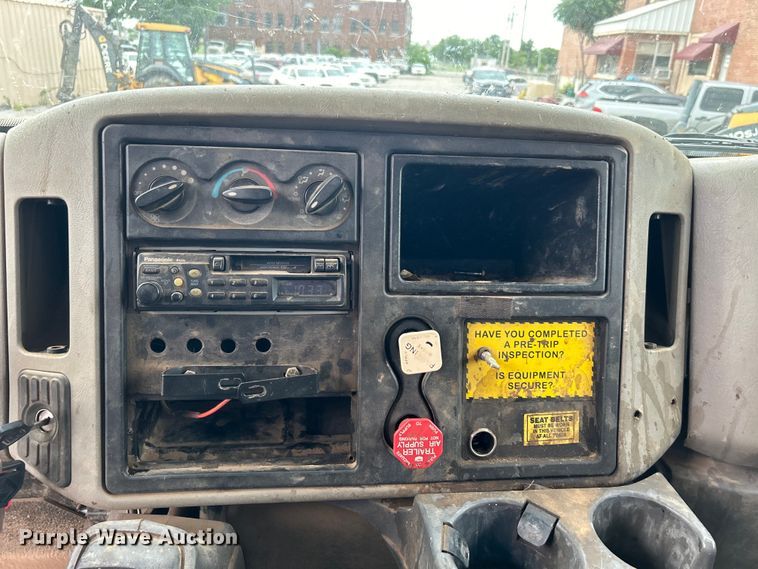 image for item EG0475 2008 International 4400 utility / service truck