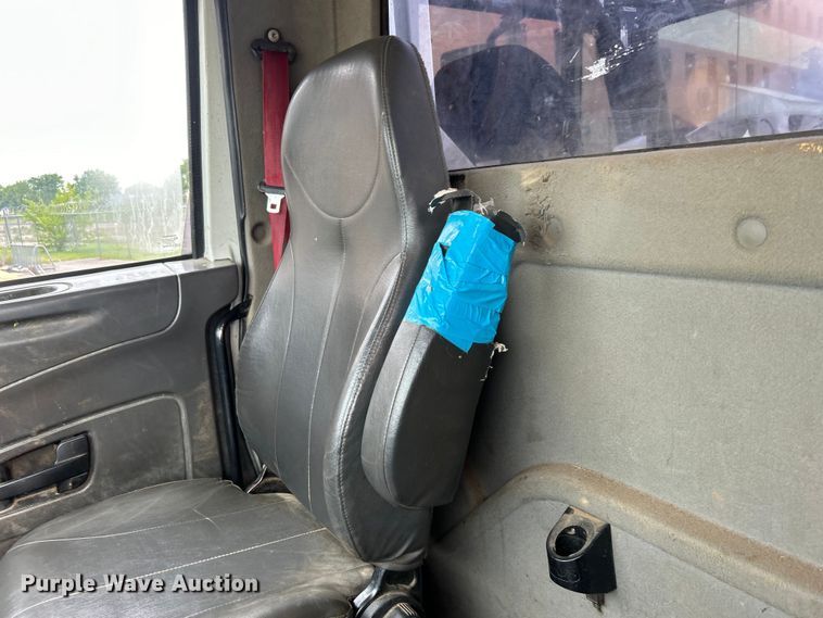 image for item EG0475 2008 International 4400 utility / service truck