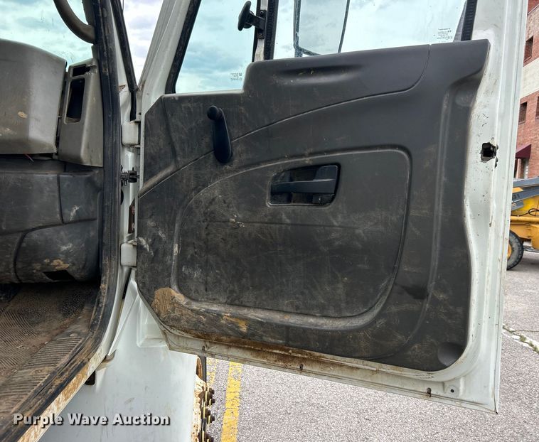 image for item EG0475 2008 International 4400 utility / service truck