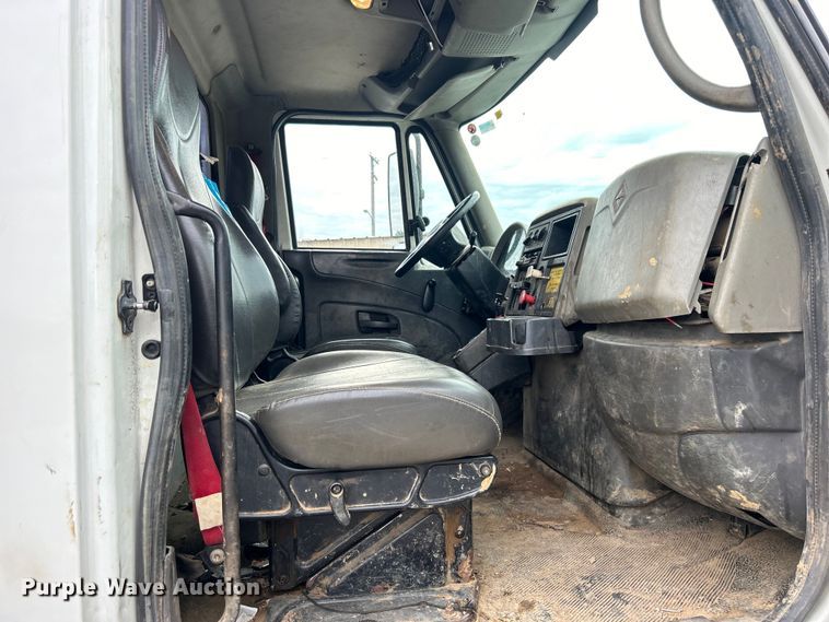 image for item EG0475 2008 International 4400 utility / service truck