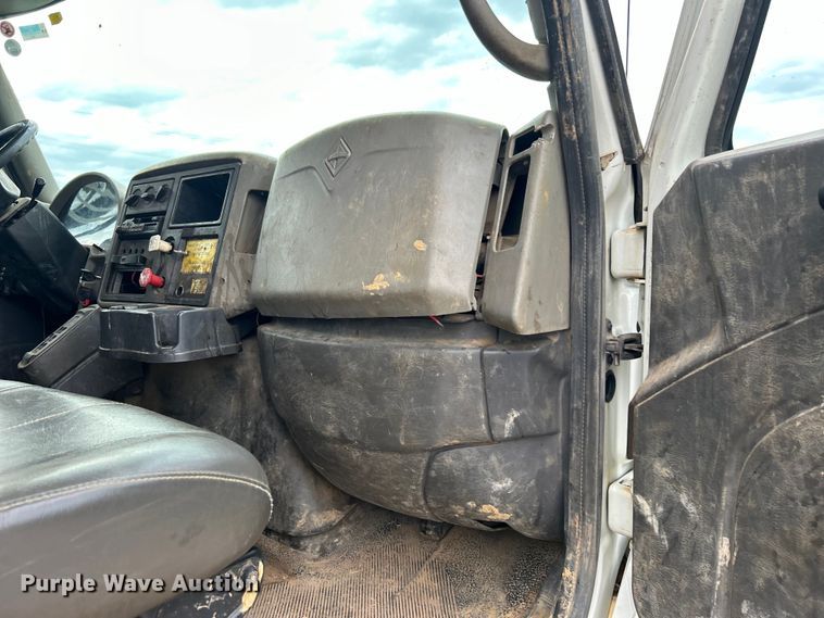 image for item EG0475 2008 International 4400 utility / service truck