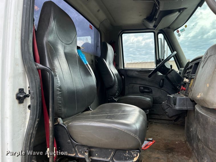 image for item EG0475 2008 International 4400 utility / service truck