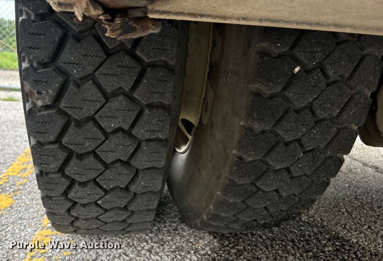 image for item EG0475 2008 International 4400 utility / service truck