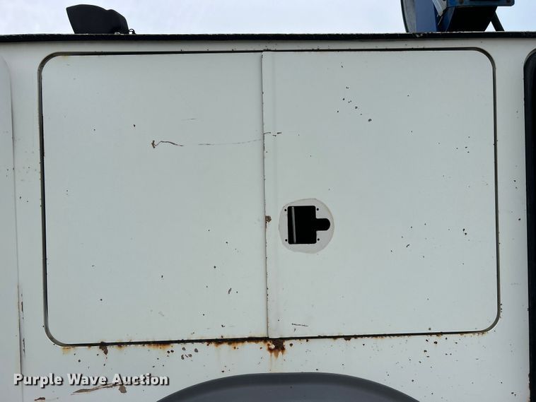 image for item EG0476 2009 International 4400 utility / service truck