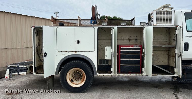 image for item EG0476 2009 International 4400 utility / service truck