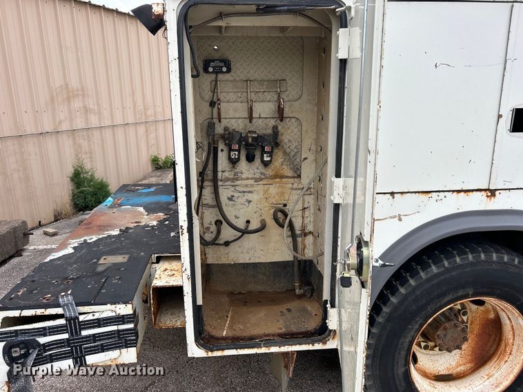 image for item EG0476 2009 International 4400 utility / service truck