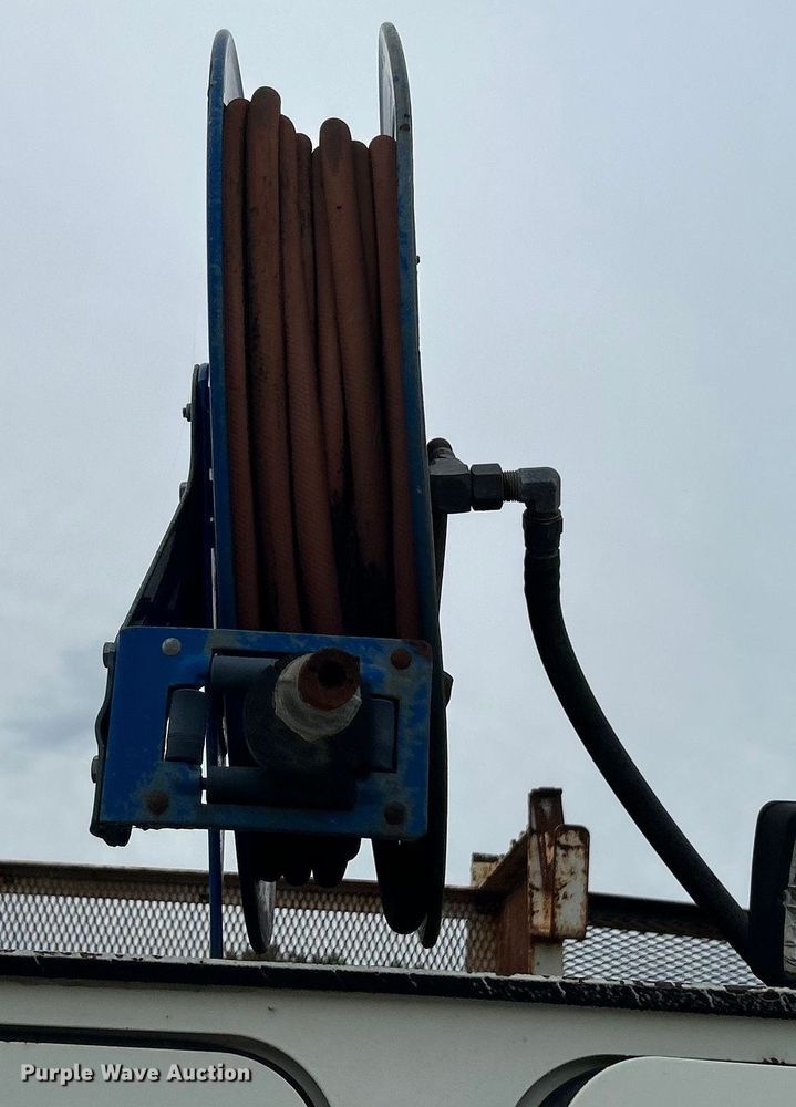 image for item EG0476 2009 International 4400 utility / service truck