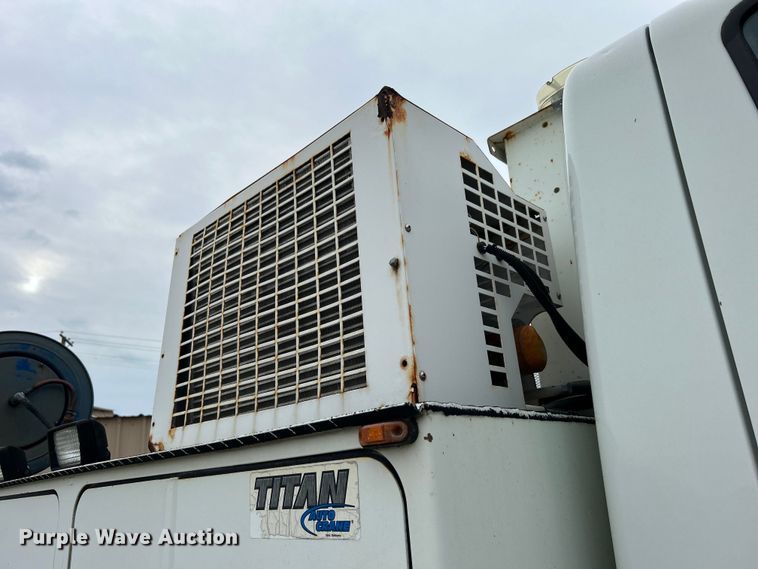 image for item EG0476 2009 International 4400 utility / service truck