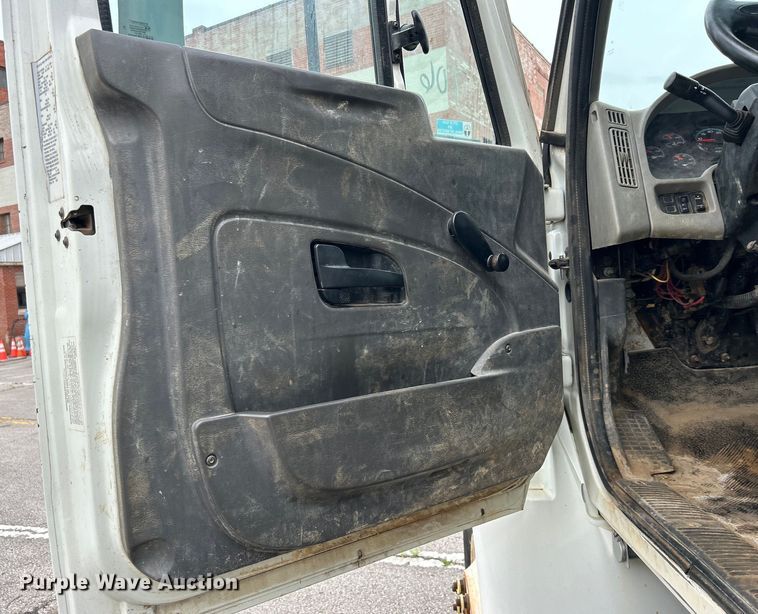 image for item EG0476 2009 International 4400 utility / service truck