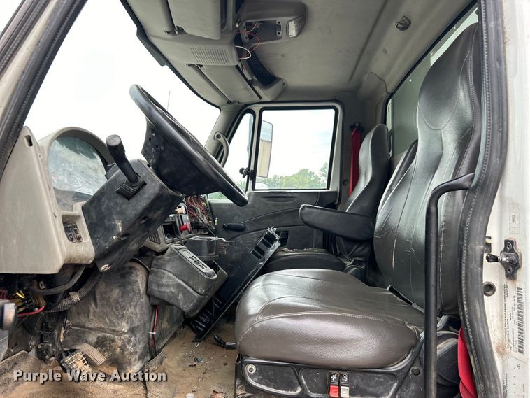 image for item EG0476 2009 International 4400 utility / service truck