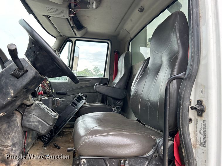 image for item EG0476 2009 International 4400 utility / service truck