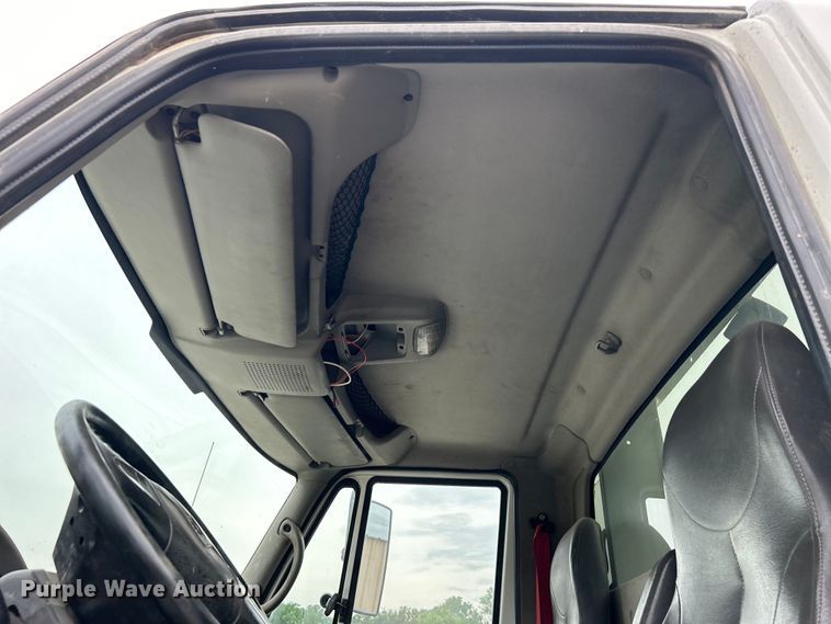 image for item EG0476 2009 International 4400 utility / service truck