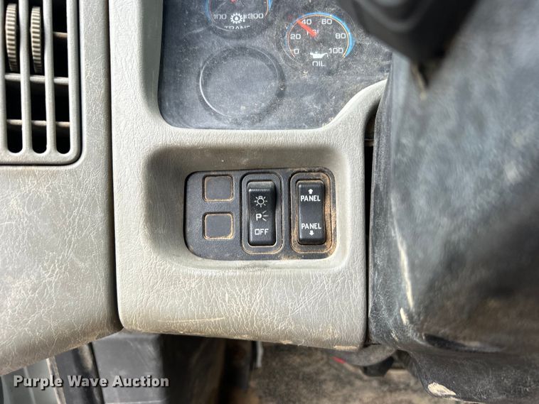 image for item EG0476 2009 International 4400 utility / service truck