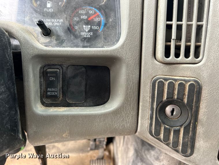 image for item EG0476 2009 International 4400 utility / service truck