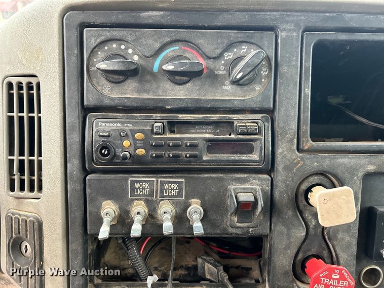 image for item EG0476 2009 International 4400 utility / service truck