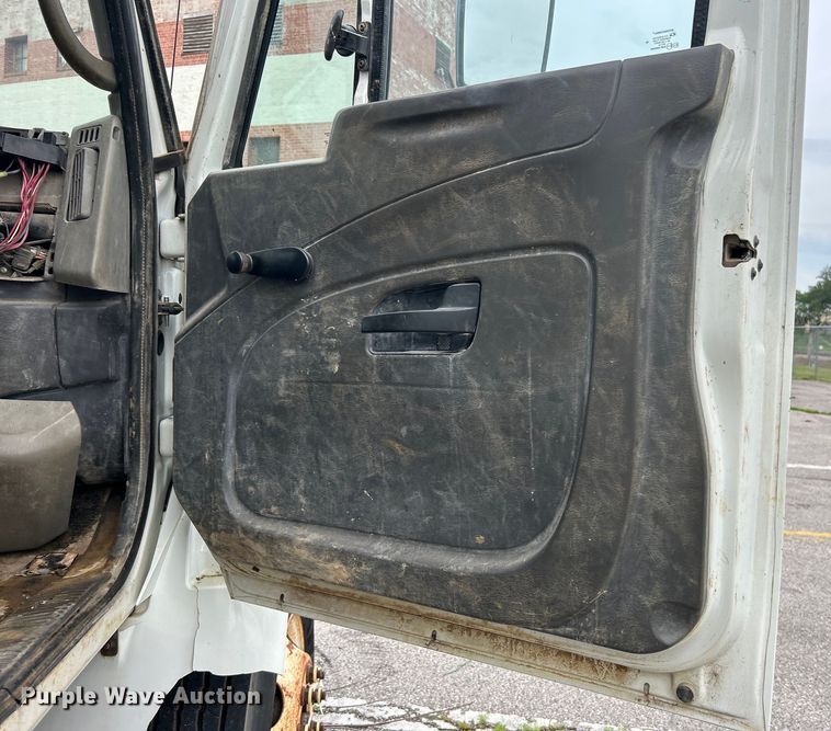 image for item EG0476 2009 International 4400 utility / service truck