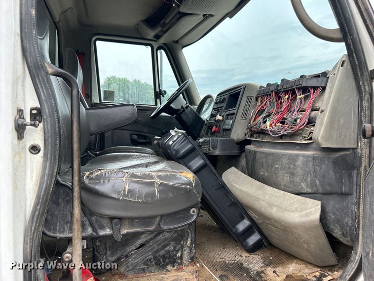 image for item EG0476 2009 International 4400 utility / service truck