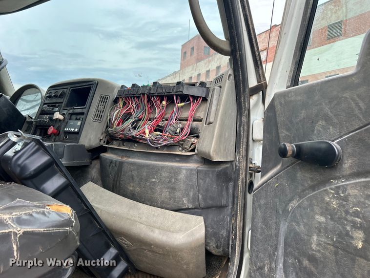 image for item EG0476 2009 International 4400 utility / service truck