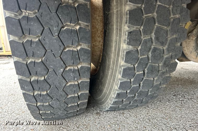 image for item EG0476 2009 International 4400 utility / service truck