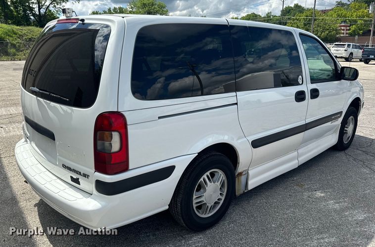 image for item EH6773 2005 El Dorado National handicap accessible van