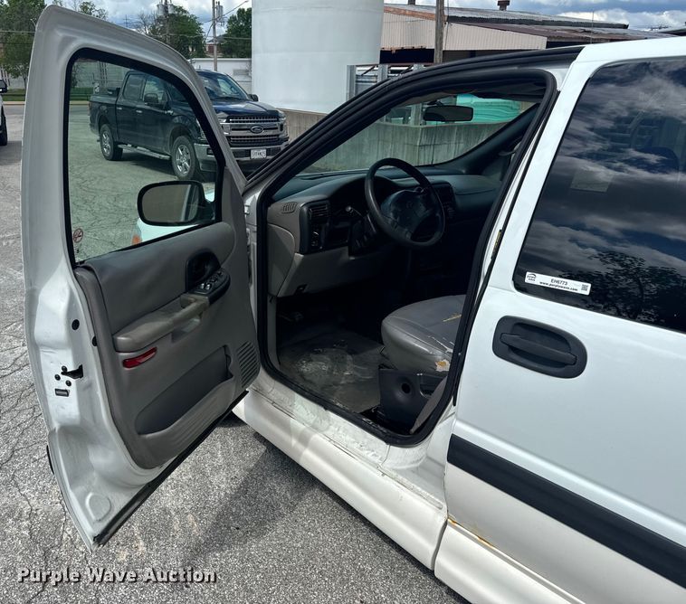 image for item EH6773 2005 El Dorado National handicap accessible van