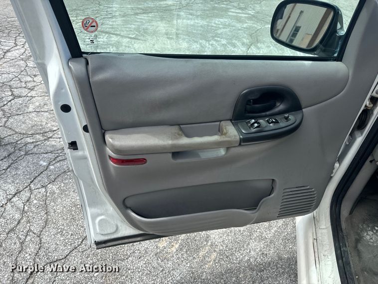 image for item EH6773 2005 El Dorado National handicap accessible van