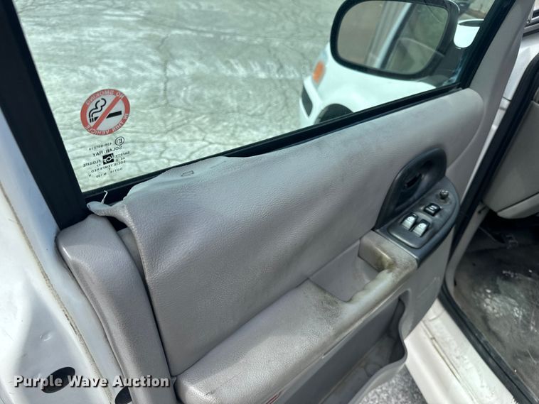 image for item EH6773 2005 El Dorado National handicap accessible van