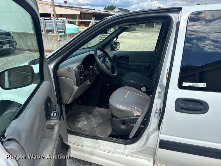 image for item EH6773 2005 El Dorado National handicap accessible van