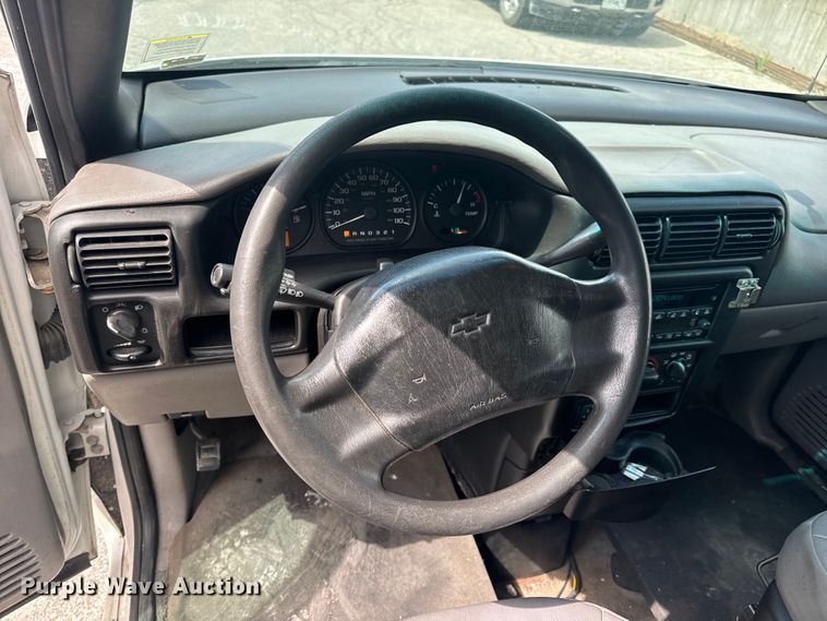 image for item EH6773 2005 El Dorado National handicap accessible van