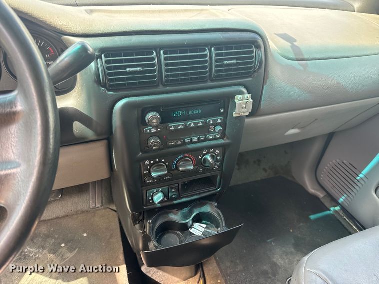 image for item EH6773 2005 El Dorado National handicap accessible van