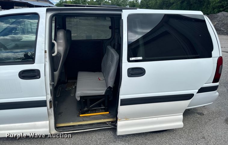image for item EH6773 2005 El Dorado National handicap accessible van