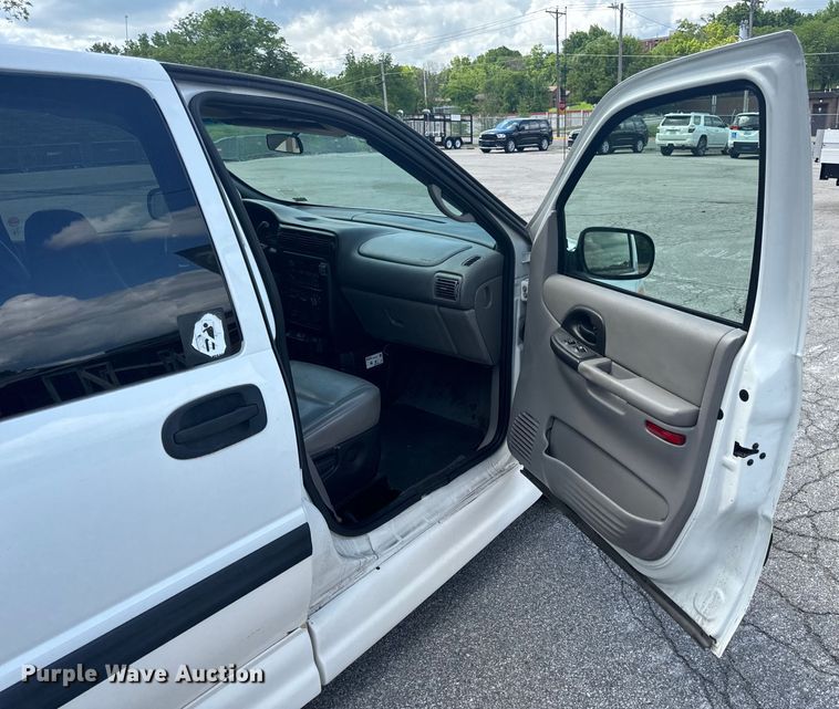 image for item EH6773 2005 El Dorado National handicap accessible van