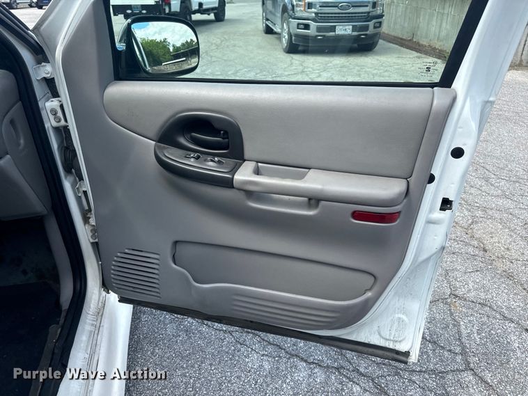 image for item EH6773 2005 El Dorado National handicap accessible van