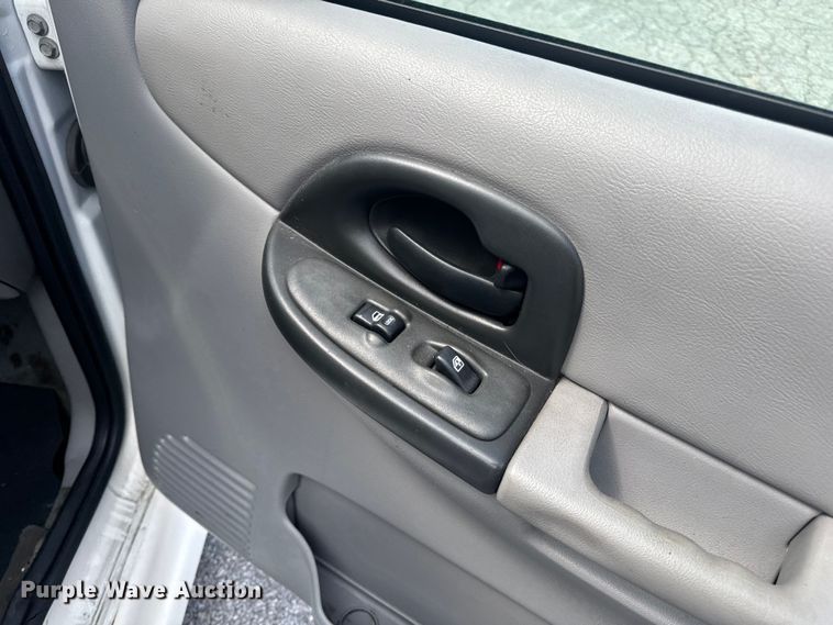 image for item EH6773 2005 El Dorado National handicap accessible van