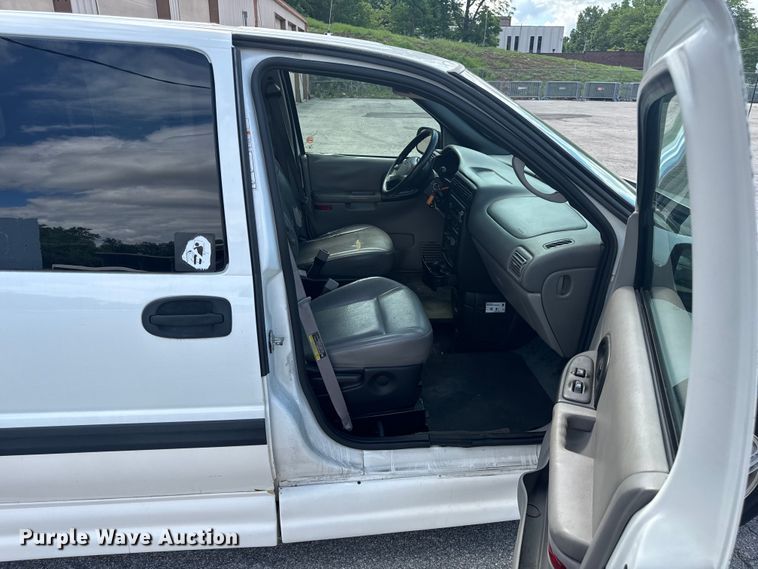 image for item EH6773 2005 El Dorado National handicap accessible van