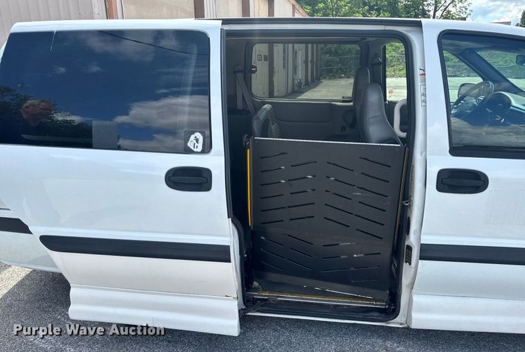 image for item EH6773 2005 El Dorado National handicap accessible van